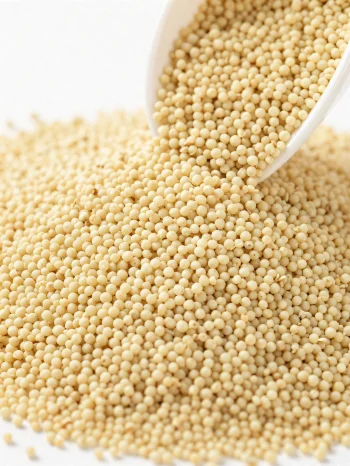 Syrový amarant s drobnými nažloutlými zrnky v keramické misce