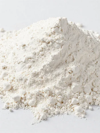 Kokosová mouka v keramické misce, světlý jemný prášek na dřevěném povrchu