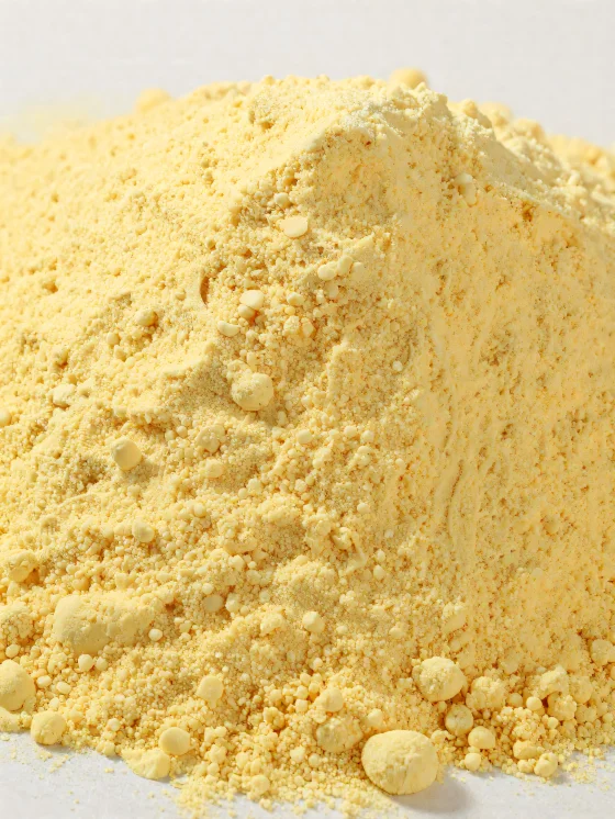 Kukuřičná mouka v keramické misce, žlutá prášková mouka na dřevěném povrchu