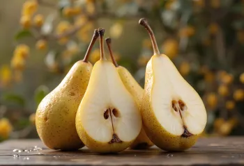 Plátky hrušky Boscova lahvice a celé ovoce na krájecím prkénku