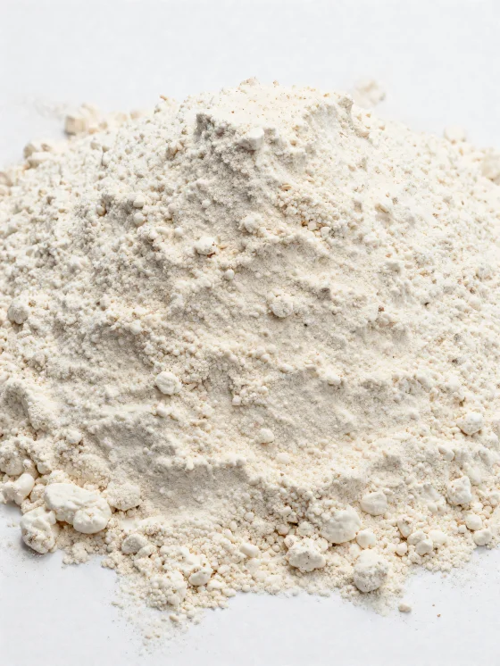 Špaldová mouka v keramické misce, přírodní světle hnědý odstín