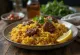 Jehněčí Biryani s bohatým, kořeněným masem a rýží Basmati, zdobené čerstvým koriandrem a mátou