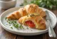 Servírovaný rajčatový croissant