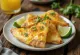 Quesadilla ochucená limetkou, plněná sýrem, opečená do křupava, nakrájená na plátky