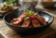Sundae Jeongol Bokkeum, korejské jídlo s krvavým jelitem, houbami, červeným chilli a koriandrem