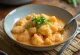 Tteokbokki se smetanovou omáčkou, korejské rýžové koláčky v pikantní smetanové omáčce s vejci a kimchi
