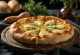 Sýrová pizza Quattro Formaggi servírovaná na prkénku