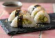 Omusubi s avokádem, japonské jídlo z rýže a avokáda, zdobené čerstvým koriandrem