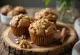 Čerstvě upečené veganské skořicové cupcakes