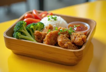 Karaage v bento boxu s křupavým kuřetem, rýží a čerstvou zeleninou