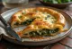 Spanakopita s červenou paprikou, zlatohnědé, křupavé těsto a bohatá špenátová náplň