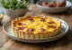 Quiche s čedarem a slaninou rustikálně servírovaná, nakrájený