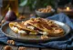 Piadina s mascarpone, ořechy a fíkovým džemem při podávání