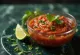 Čerstvá rajčatová salsa s jalapeños a limetkou v misce