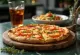 Pikantní pizza Quattro Formaggi s chilli při podávání