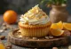 Čerstvě upečený mandlovo-pomerančový cupcake