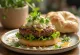Blízkovýchodní hamburger s tahini omáčkou a jehněčí plackou