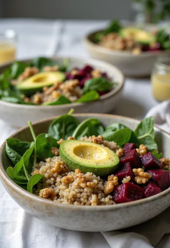 Špenátová quinoa Buddha bowl s řepou