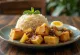Nasi lemak s tofu, bohaté malajské jídlo se sójovým ananasem a vejcem