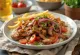 Lomo saltado s vepřovým masem čerstvě podávané