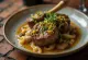 Osso buco podávané s gremolatou a zdobené čerstvou petrželkou
