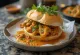 Bunny chow s kuřecím kari, podávané s opečeným chlebem