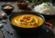 Žlutá kokosová curry omáčka v pánvi