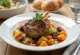 Osso Buco podávané se zeleninovým ragú, s bohatými chutěmi