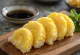 Plátky dashimaki tamago, podávané se sójovou omáčkou a mirinem