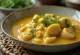 Moqueca servírovaná s rybími plátky a olivovým olejem