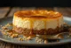 Cheesecake s karamelem podávaný