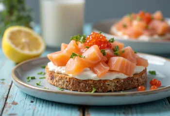 Krémový lososový salát na toastu s kaviárem a koprem