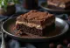 Tres leches s čokoládou, mlékem nasáklý piškot na bílém talíři