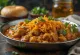 Misal pav s extra farsanem, podávaný s cizrnou, čerstvým koriandrem a opečenou houskou pav
