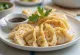 Scallop Gyoza podávaná s náplní z hřebenatek a sójovou omáčkou
