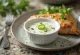 Smetanová omáčka s limetkou a jalapeños servírovaná v misce