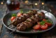 Hovězí kebab podávaný v pita chlebu s čerstvou petrželkou a jogurtovou omáčkou