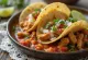 Tacos de Pollo con Salsa Roja při podávání