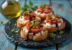 Bruschetta s rajčaty, kozím sýrem a čerstvou bazalkou