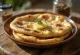 Skořicovo-kardamomový naan chléb servírovaný