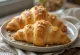 Americký arašídový croissant servírovaný