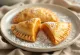 Chilské Empanada de Batata, batátová empanada ve zlatohnědém těstě