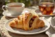 Karamelizovaný jablečný croissant servírovaný