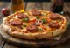 Pizza s polskou klobásou kielbasa a čerstvou zeleninou