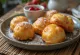 Æbleskiver servírované s jahodovou marmeládou