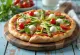 Jarní zeleninová pizza s mozzarellou a bazalkou
