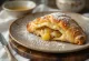 Calzone s kozím sýrem a medem při podávání