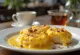 Welsh rarebit s hořčicí servírovaný v sýrové omáčce na toastu
