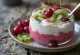 Probiotický kiwi-třešňový jogurt, osvěžující nápoj ve sklenici
