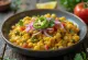 Ghugni chaat se zeleným chilli, indický kořeněný fazolový pokrm podávaný s čerstvým koriandrem a citronem